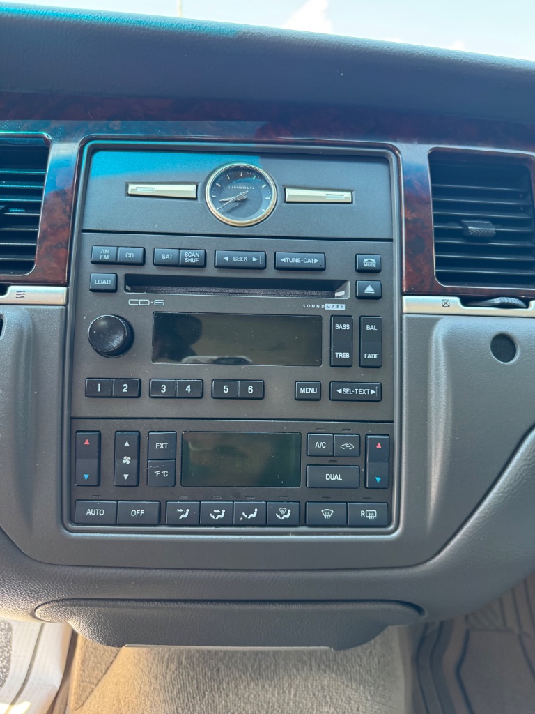 2007 Lincoln Town Car Signature Limited - Photo 9